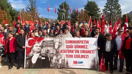 CHP Bayrak Dağıttı, Anıt’a Çelenk Sundu