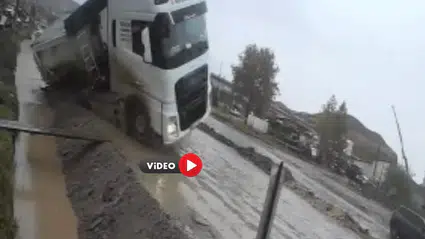 Yol Vermek İsterken Kanala Devrildi