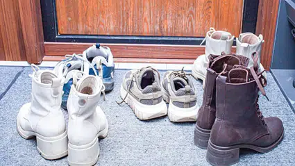 Apartman kapısına ayakkabı bırakanlara uyarı geldi