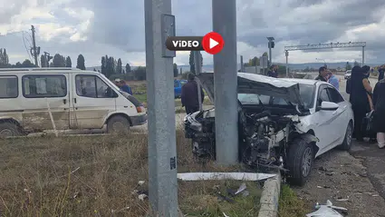 Minibüs Otomobille Çarpıştı
