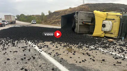 Çorum-Yozgat Kara Yolunda Tır Devrildi