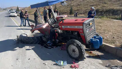 Traktör ile Otomobil Çarpıştı