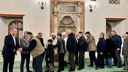 Camiler Doldu Taştı, Eller Semaya Kalktı