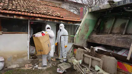 Hepsi Bu Evden Çıktı, Tam 4 Kamyon!