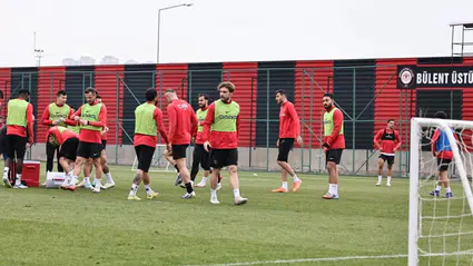 Kırmızı-Siyahlılarda İzin Uzadı