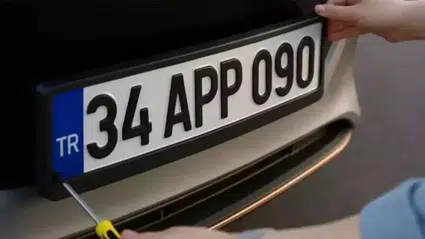 APP Plaka Tartışması Sürüyor