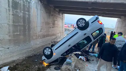 Otomobil Köprü Boşluğuna Devrildi