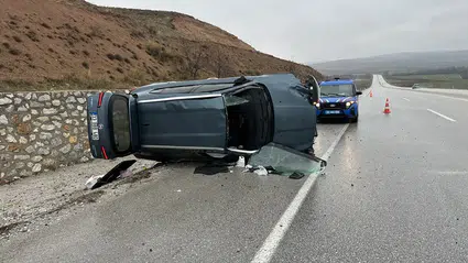 Devrilen Otomobildeki 5 Kişi Yaralandı