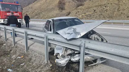 Demir Bariyerlere Ok Gibi Saplandı