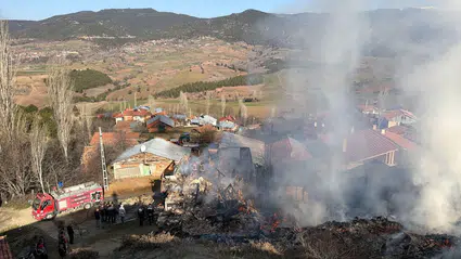 Çorum'da Çıkan Yangında 2 Ev İle Ambar Zarar Gördü