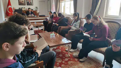 Tokur, Öğrencilerle Makamında Kitap Okudu