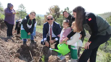 Minik Eller Toprağa Can Verdi