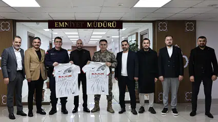 Kırmızı-Siyahlılardan İki Ziyaret