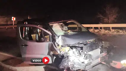 Kamyona Ok Gibi Saplandı