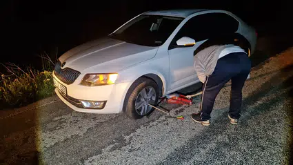Çukura Giren Araç Bir Anda Yolda Kaldı