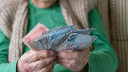 Emeklilerin Beklediği Tarih Açıklandı, Maaş ve ikramiyeler Hesaplara Yatıyor