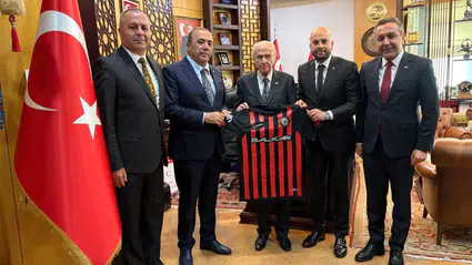 MHP Lideri Bahçeli’ye Çorum FK Forması Hediye Edildi