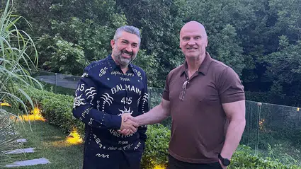 Arsenallı İsim ile El Sıkıştılar