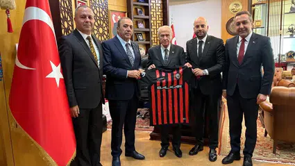 Bahçeli’den Kırmızı-Siyahlılara Tebrik