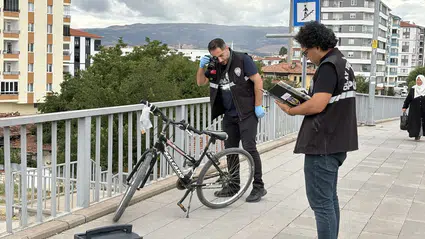 Bisikletle Geldi, Herkes Ona Bakarken Köprüden Atladı!