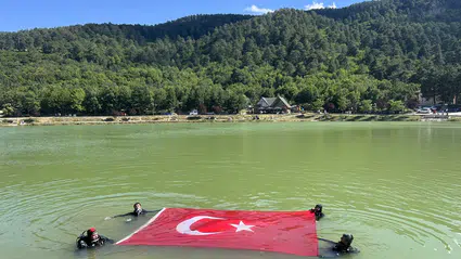 15 Temmuz'a Türk Bayrağı Açarak Dikkat Çektiler