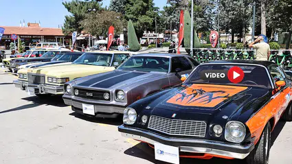 Klasik Otomobiller Meydana Renk Kattı