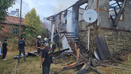 Yanan Ev Kullanılamaz Hale Geldi