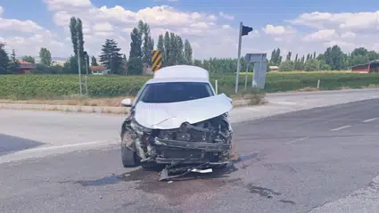 Pikap ile Otomobil Çarpıştı
