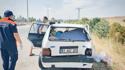 Hafif Ticari Araç ile Otomobil Çarpıştı
