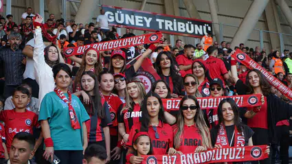 Kırmızı Kanatlar Tribünleri Renklendirdi