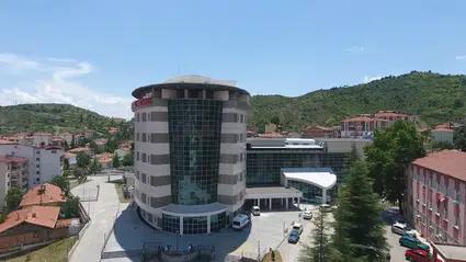 İskilip’te Hastanenin Acil Servis Girişi Trafiğe Kapatılıyor