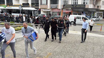 Kendilerini Noter Olarak Tanıtıp Dolandırdılar