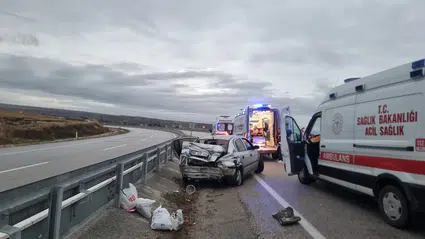 Otomobil Bariyerlere Daldı