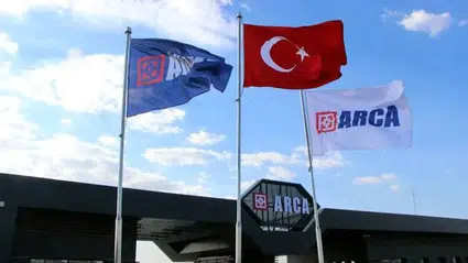 Arca, Dünya Sahnesinde