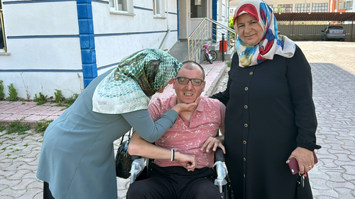 İlkokul öğrencisinin mavi kapak kampanyası fiziksel engelli İsmail'e bayram hediyesi oldu