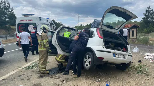 Karabük'te menfeze çarpan otomobildeki 1 çocuk öldü,  3 kişi yaralandı