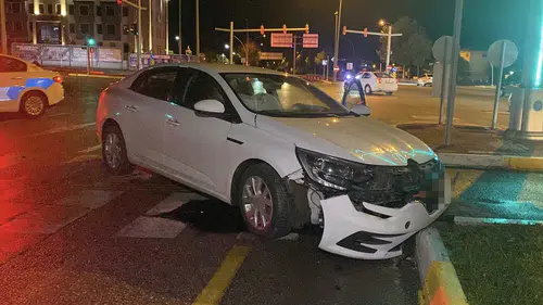 Otomobil Refüje Çarptı: 1 Yaralı