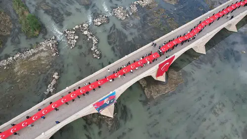 102 Metrelik Dev Bayrakla Yürüyüş