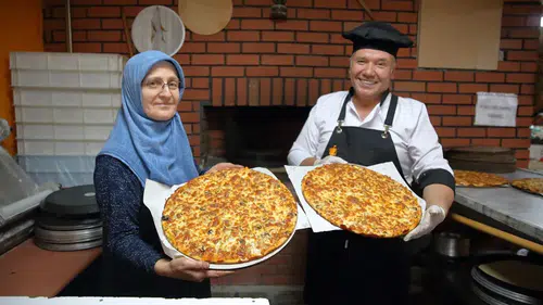 Köyüne Pizzacı Açtı, Talebe Yetişemiyor