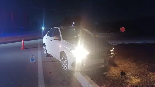 Otomobil Refüje Çarptı