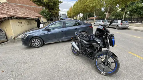 Motosiklet İle Otomobil Çarpıştı