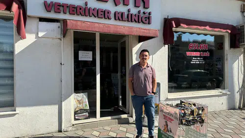 Veteriner Hekim Ücretsiz Mama Dağıttı