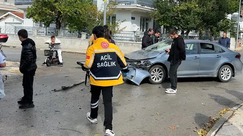 Otomobille Kamyonet Birbirine Girdi: 5 Yaralı