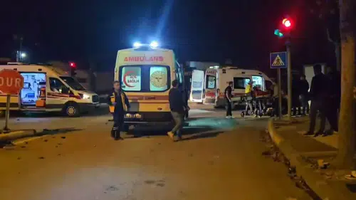 Polis Otosu İle Otomobil Çarpıştı