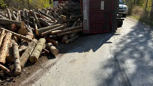 Devrilen Kamyonun Sürücüsü Yaralandı