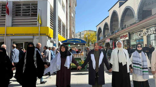 Ağrı’da kadınlar Gazze’ye destek için sessiz zincir oluşturdu