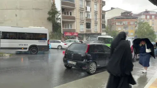 Arnavutköy’de yağış ve rüzgar etkili oluyor