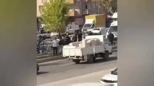 Kontrolden çıkan otomobil aydınlatma direği, ağaç ve tıra çarptı: 2 yaralı