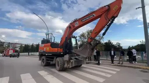 Tırın üstündeki asfalt silindiri yola devrildi: 1 yaralı