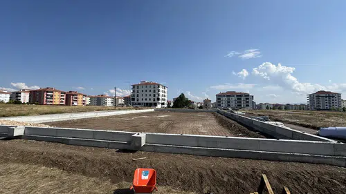 11 Okula Halı Saha, 2 Okula Spor Salonu